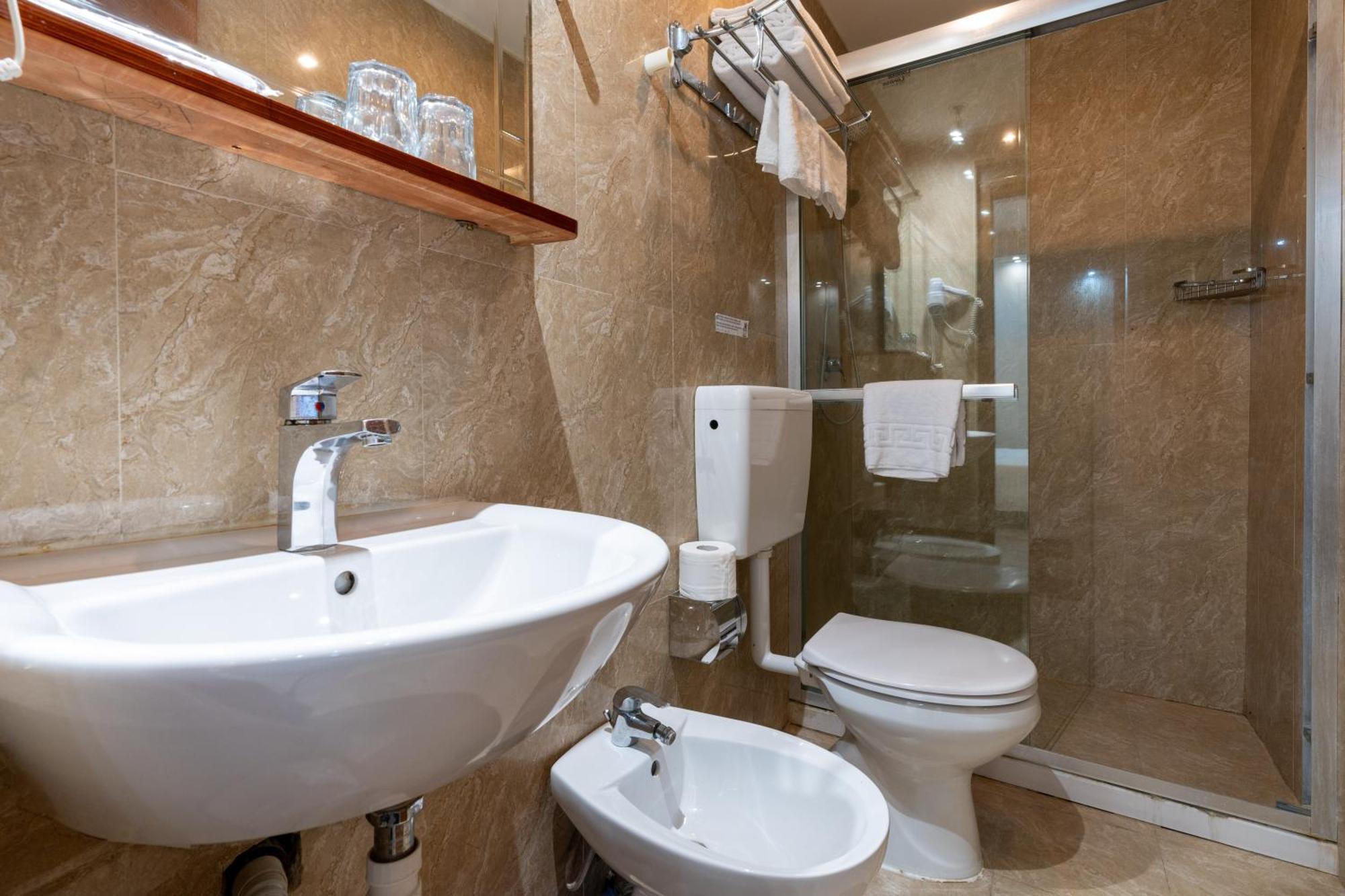 Leone D'Oro Guesthouse - Close To Piazza Vittorio Рим Екстер'єр фото